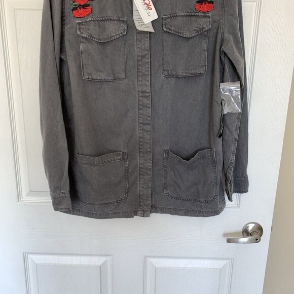 Sneak Peek Medium Gray Cargo Shacket Button Up Top Roses Patches Pockets NWT - Picture 3 of 8